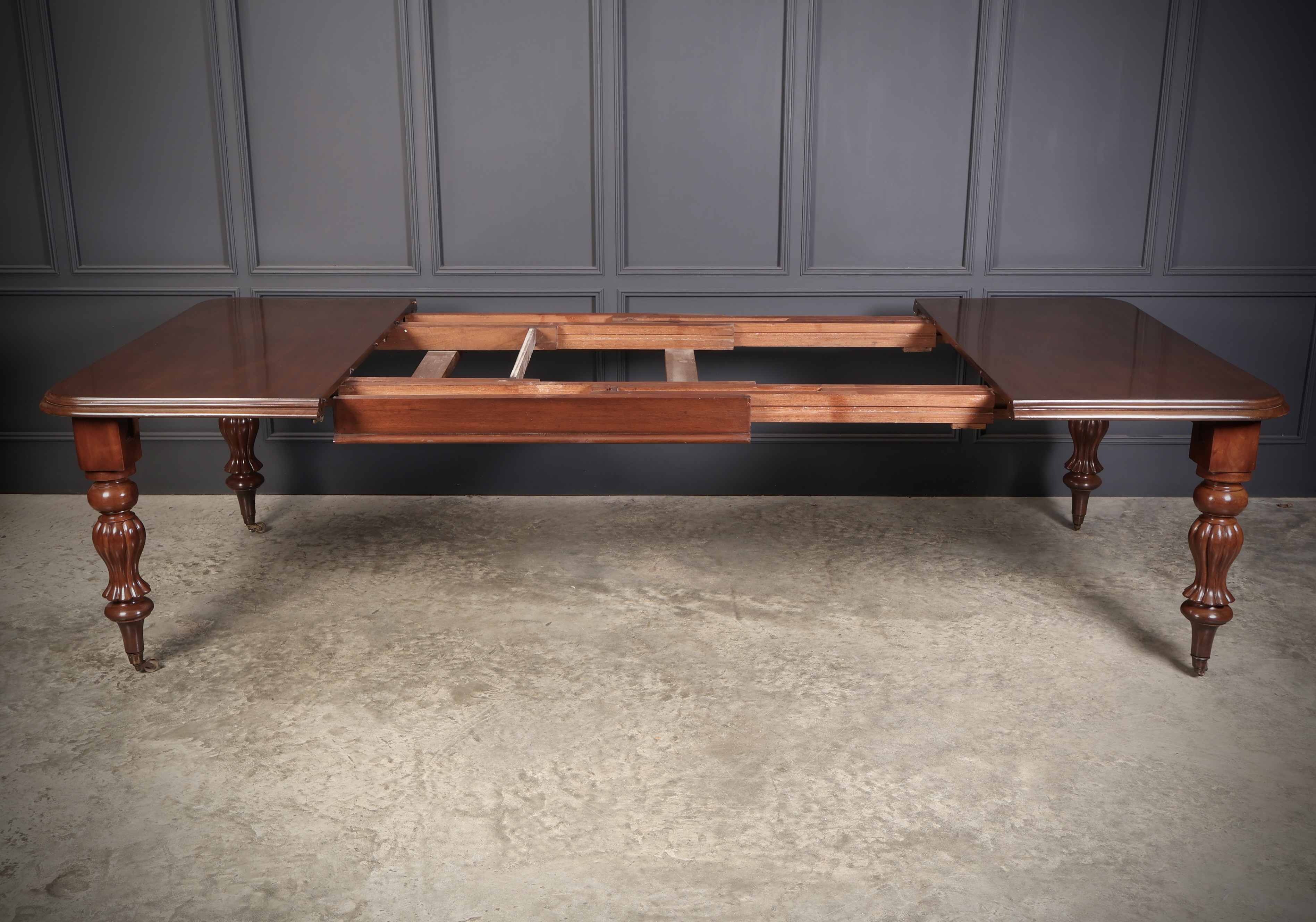 Early Victorian Mahogany Extending Dining Table - Image 5